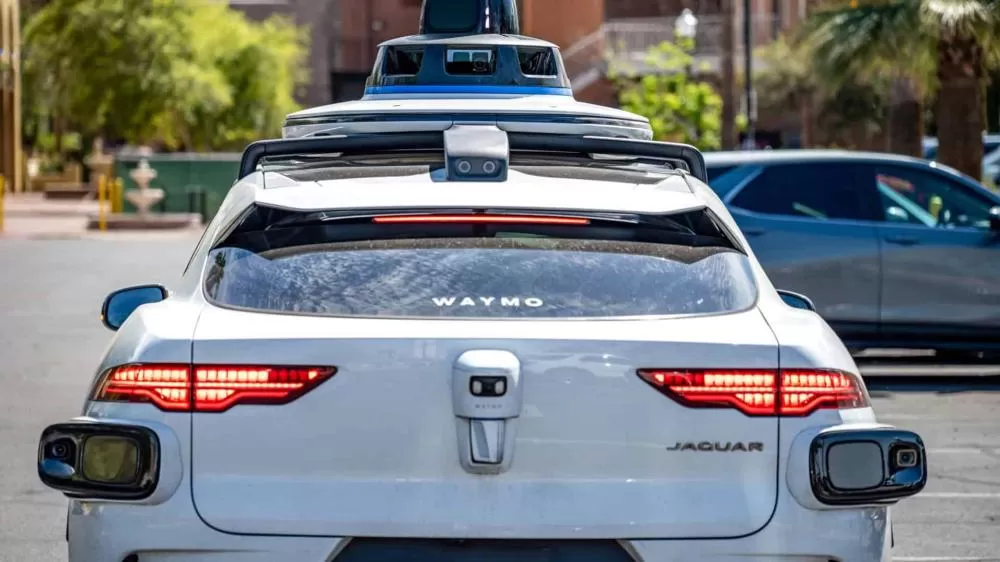 Robô-táxis da Waymo agora parecem motoristas de verdade