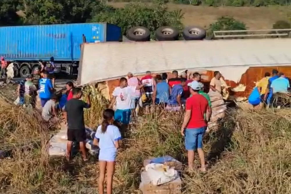 População saqueia carga após acidente que matou três motociclistas na BR-101, em Ribeirão