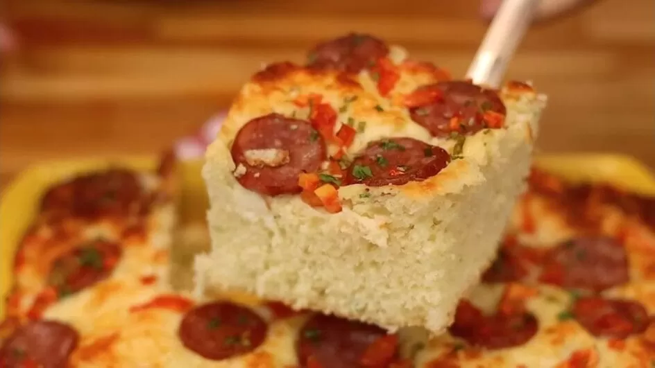 Essa torta salgada de calabresa fica fofinha e é super fácil de fazer
