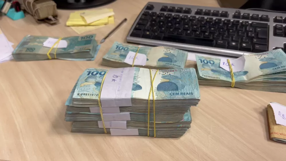 PF apreende R$ 90 mil em espécie em carro oficial de Rodrigo Bacellar.