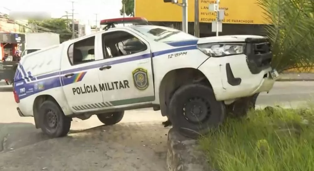Recife: viatura colide com carro durante perseguição a suspeitos em moto, e PMs são socorridos