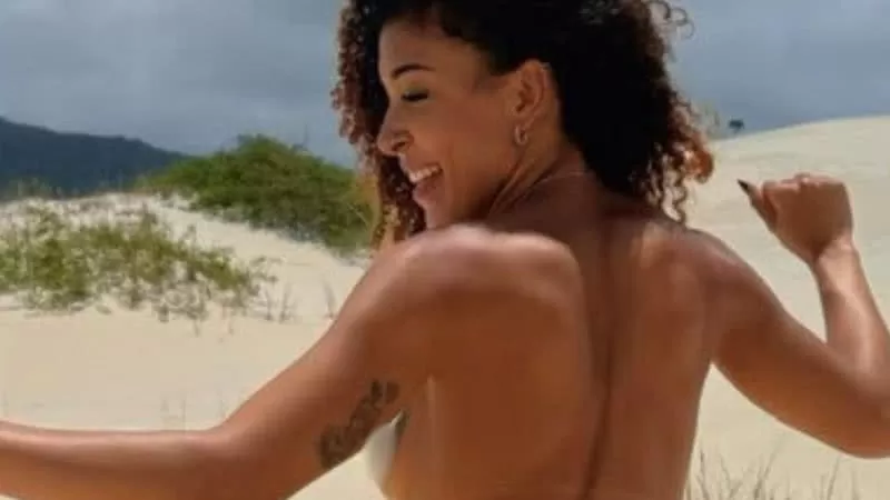 MOSTROU TUDO! Influenciadora baiana pratica esporte completamente nua e é advertida; entenda