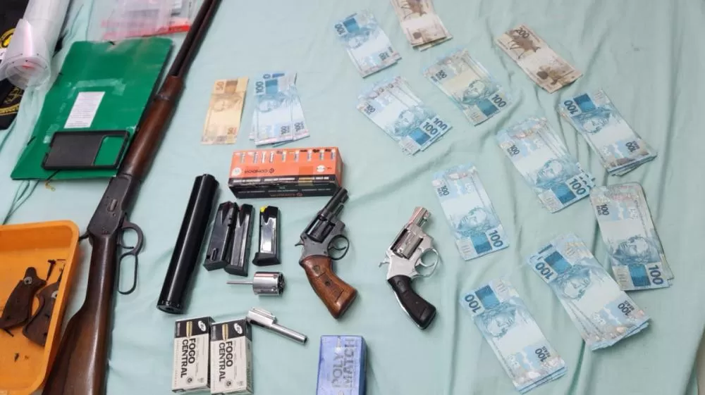 23 mandados são cumpridos contra tráfico de drogas e armas; PM atuava como informante