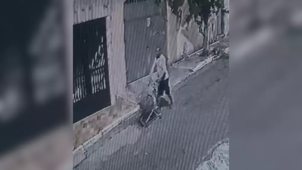 Vídeo: homem abandona carrinho com corpo de mulher em rua de SP