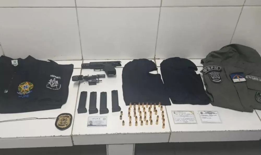 Homem é preso se passando por PM no Cabo com armas e uniformes