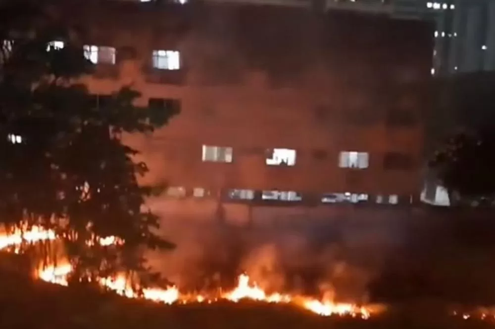 Incêndio atinge terreno abandonado em Casa Amarela, no Recife.