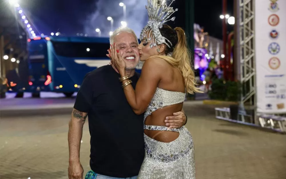 Rainha de bateria do Império Serrano, Quitéria Chagas troca carinho com o namorado em ensaio.