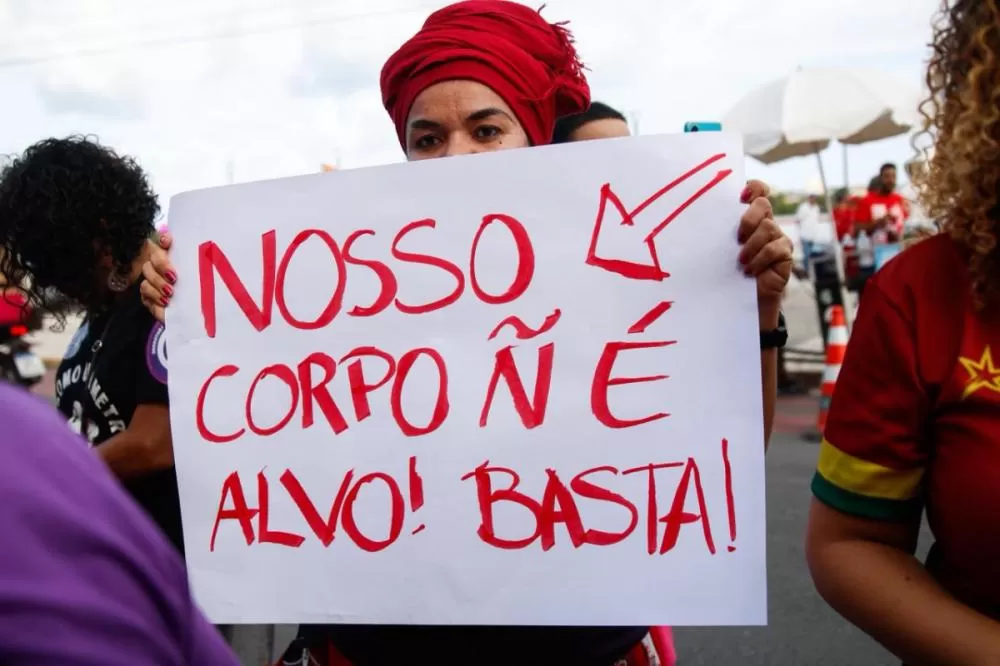 Chega de violência: mulheres se mobilizam nas ruas do Recife em ato contra feminicídios