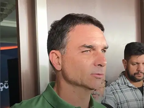 Flávio Bolsonaro diz ter “um preço” para retirar candidatura e defende anistia