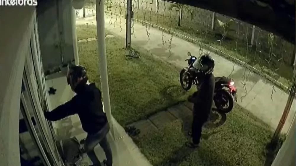 VÍDEO: dupla bate na porta e pula janela para invadir casa em condomínio em Maceió