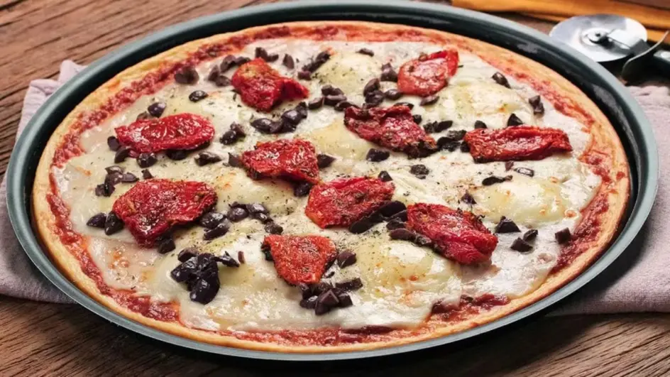 Transforme o arroz cozido em uma massa de pizza fácil e deliciosa com essa receita.