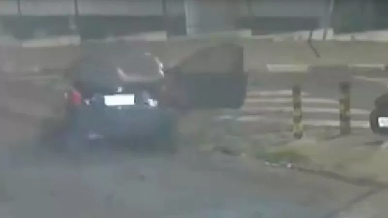 Assista ao momento em que mulher esfaqueada se joga de carro em movimento para escapar do ex-companheiro