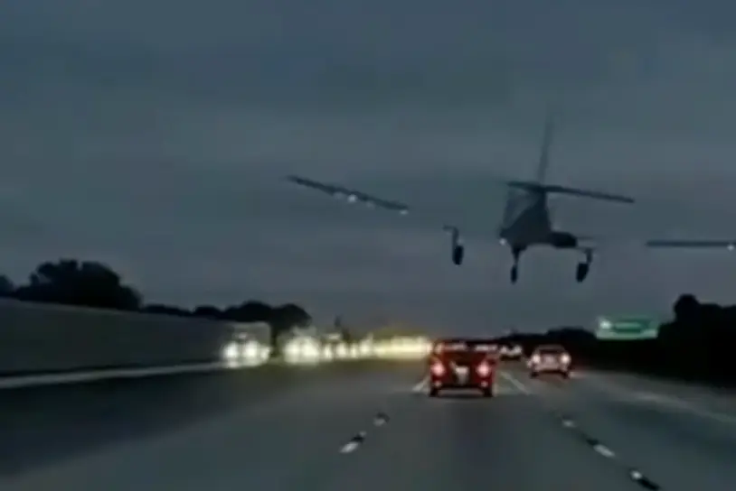 VÍDEO: Avião faz pouso de emergência e atinge carro em rodovia na Flórida
