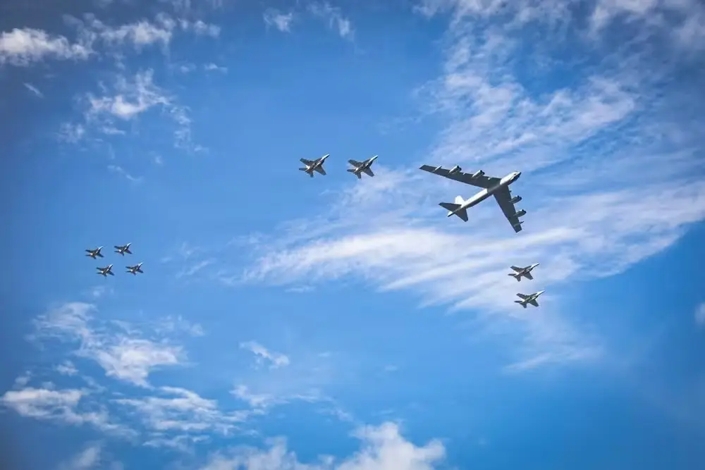 Bombardeiros dos EUA se juntam a jatos do Japão após exercícios entre China e Rússia