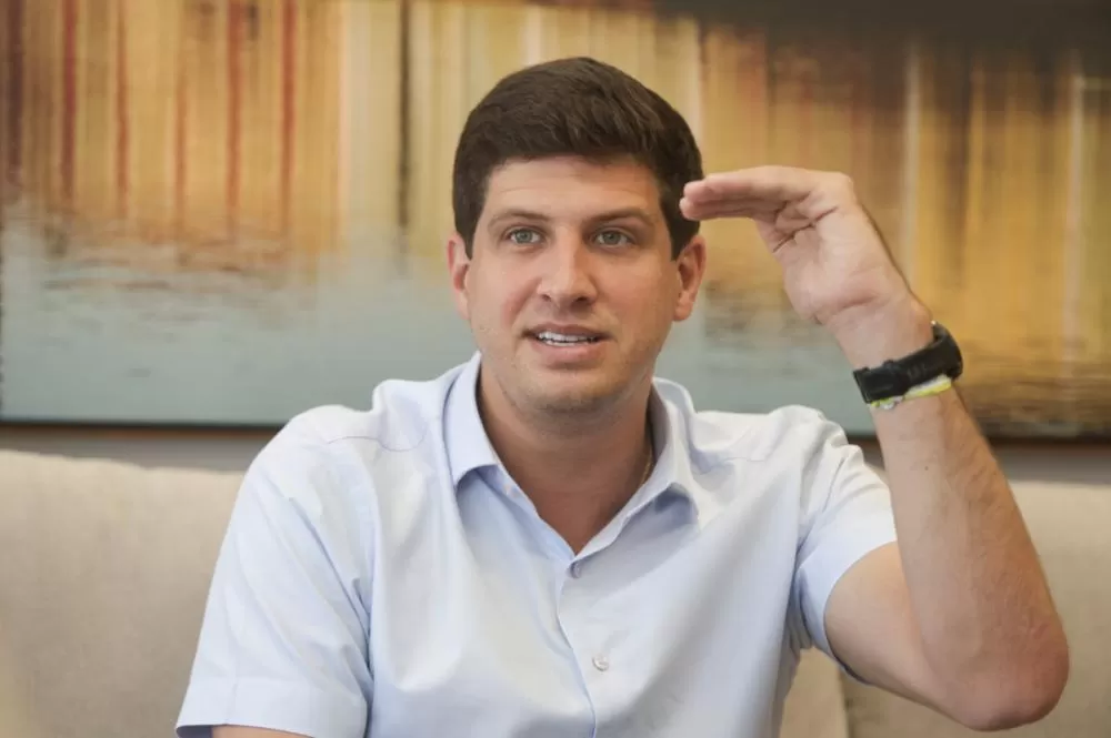 Projeto para recuperação de faixa de areia na Zona Sul do Recife ficará pronto no 1º semestre de 2026, diz prefeito.