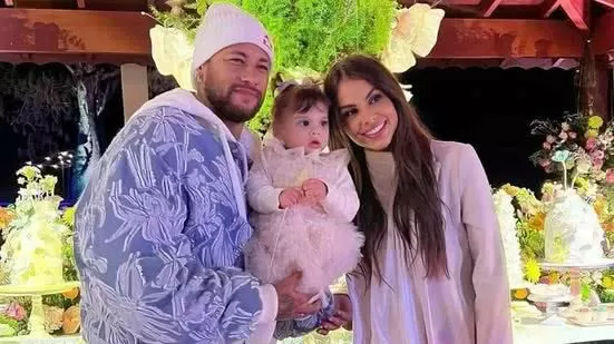 Amanda Kimberlly posta novos registros de Helena, filha com Neymar; confira