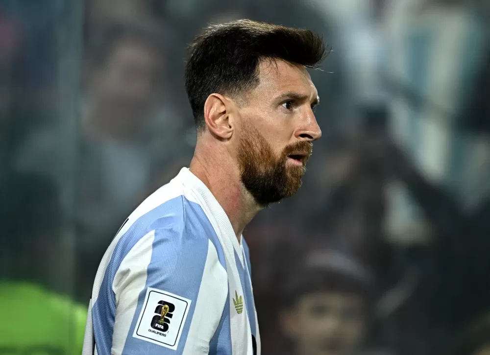 VÍDEO: Visita de Messi à Índia começa com tumulto em estádio e prisão de organizador