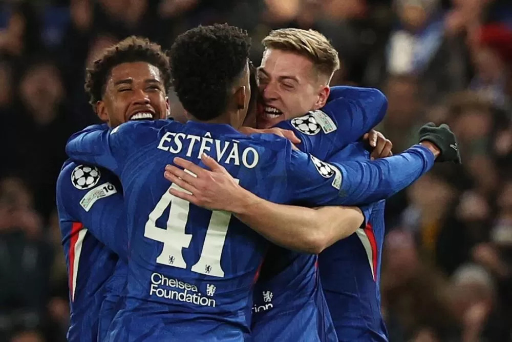 Chelsea encerra má fase com triunfo sobre o Everton; Salah volta e ajuda o Liverpool a vencer.