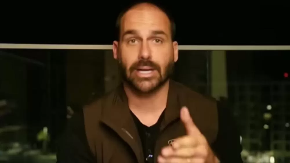 Eduardo Bolsonaro se defende das críticas: “Nada está acabado”