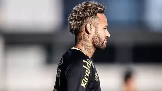 Neymar aposta em look inusitado para se camuflar em ponto turístico famoso; veja