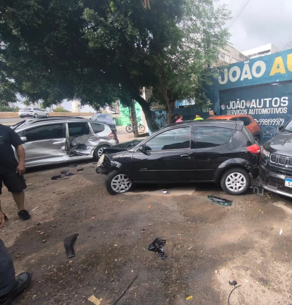 Motorista arrancou arma da mão de assaltante enquanto dirigia com suspeito pendurado no carro.