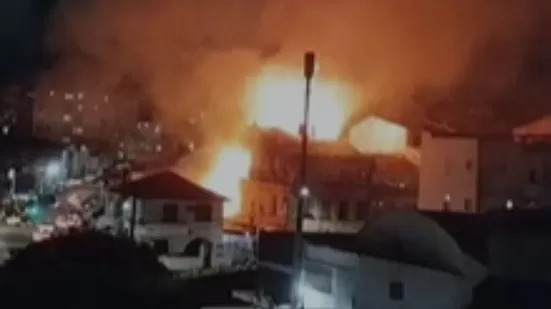 Casarão pega fogo no Carmo e moradores evacuam região.