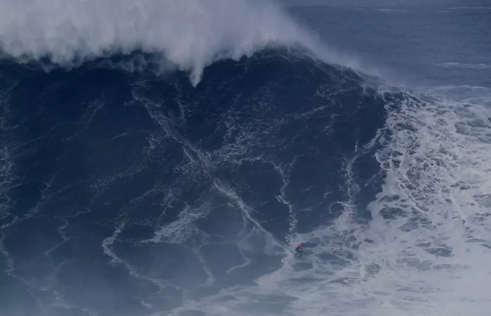 Brasileiro Lucas “Chumbo” é campeão em ondas gigantes, em Nazaré; assista