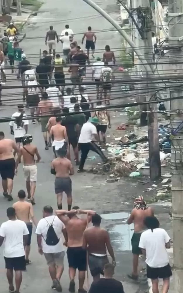 Vídeos: homem é esfaqueado durante briga entre organizadas de Vasco e Fluminense