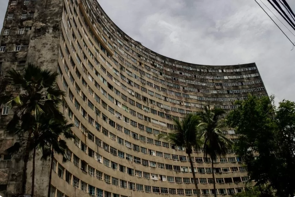 Moradores dizem estar ''indignados'' e que foram ''iludidos' no processo de leilão do Holiday