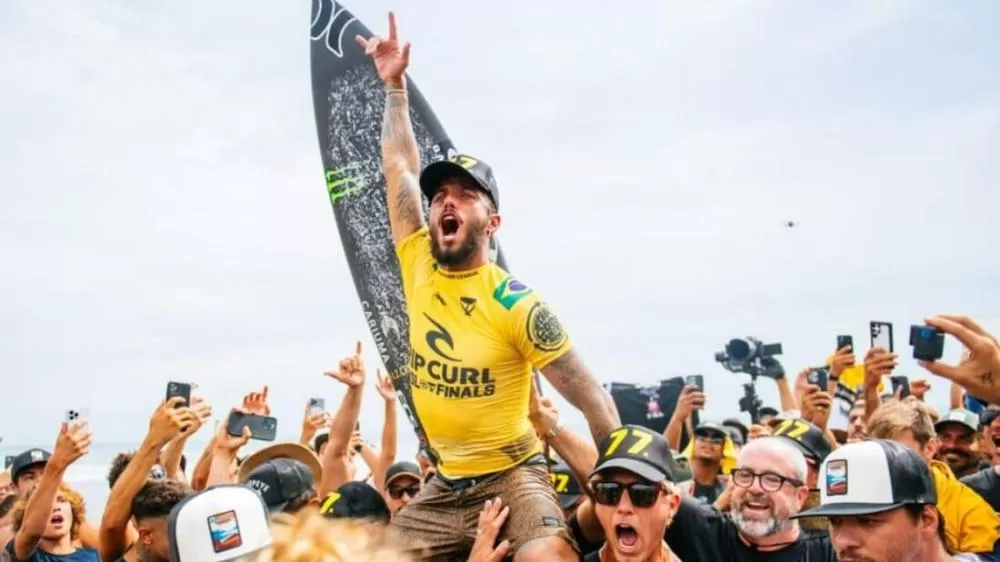 Bicampeão mundial de surfe, Filipe Toledo volta ao Brasil após 11 anos nos EUA e fixa base no Rio