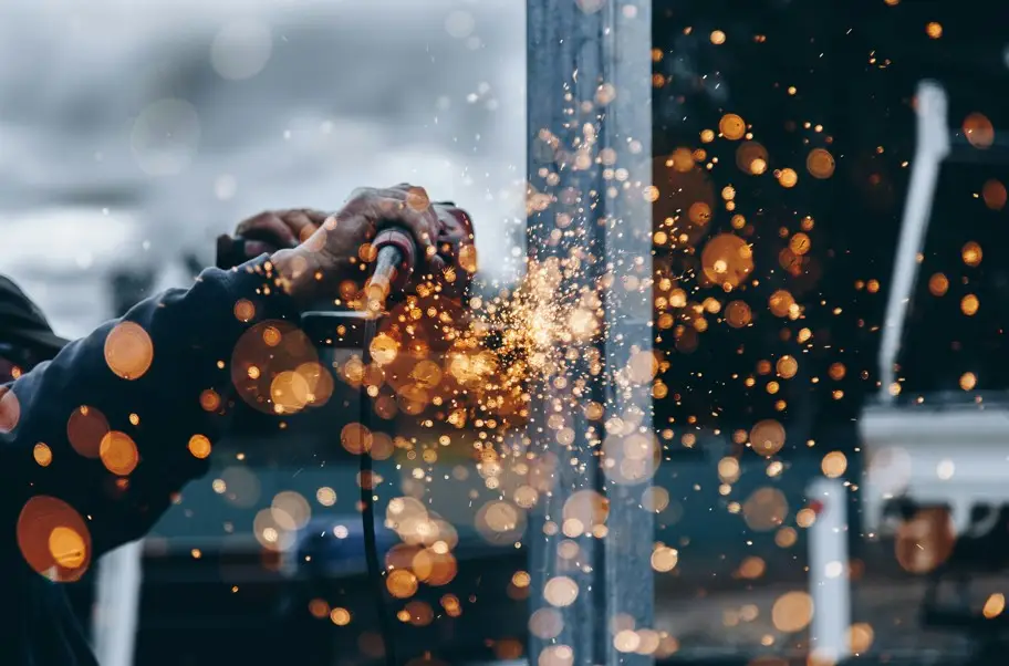 Indústria e serviços derrubam ‘prévia do PIB’, indicando perda de tração na economia