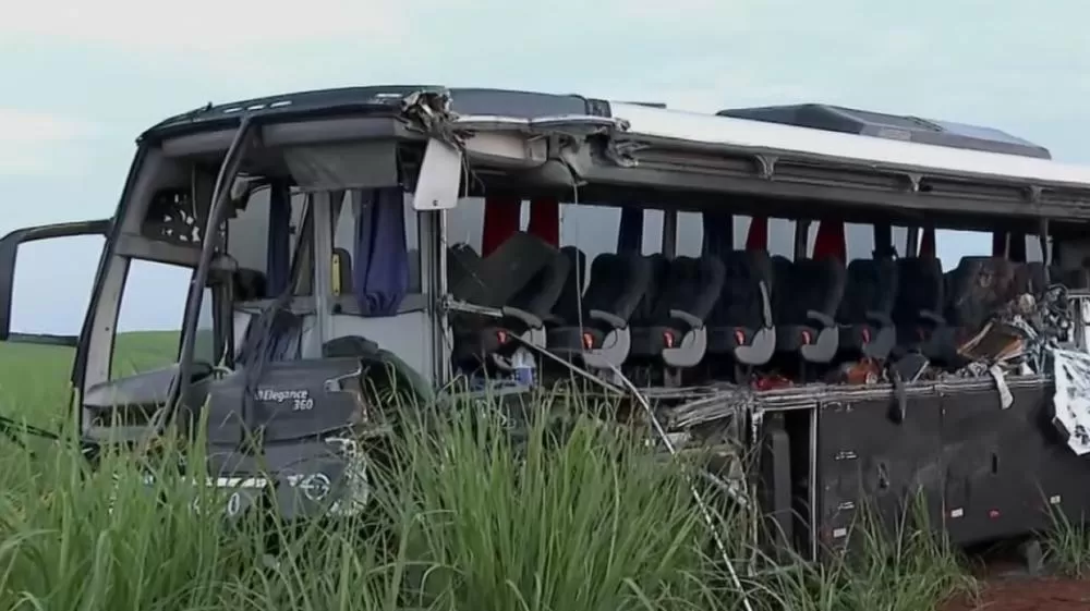 Acidente com ônibus universitário e carreta deixa 12 mortos em SP