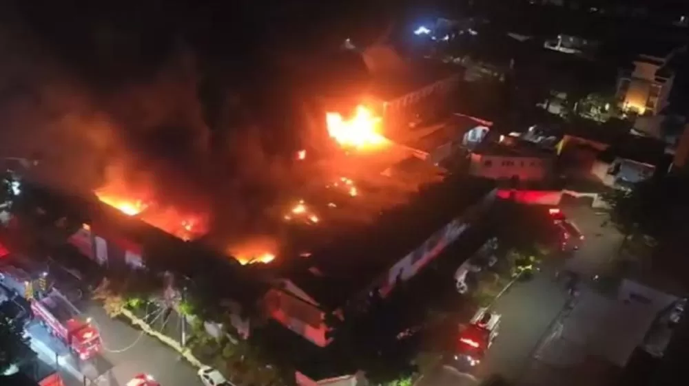 Vídeo: incêndio de grandes proporções atinge fábrica na zona sul de SP
