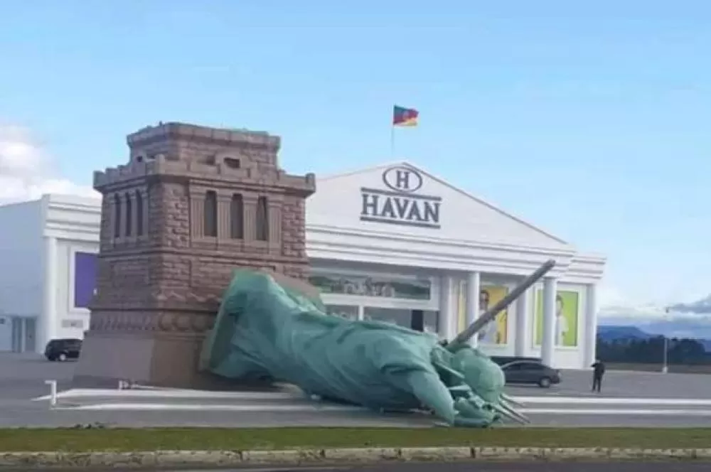 VÍDEO: estátua da Havan desaba durante temporal no RS