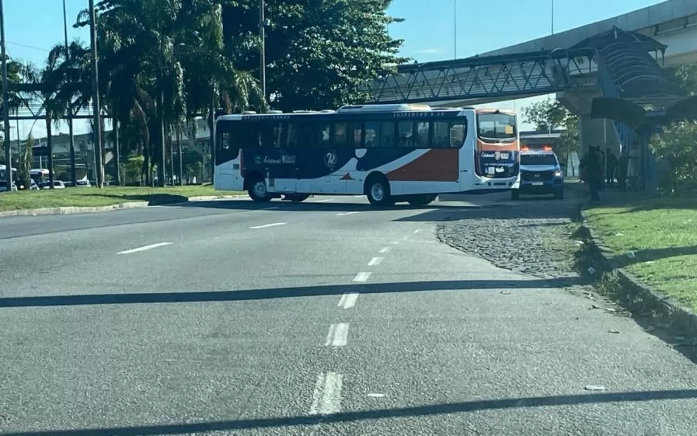 Criminosos atravessam ônibus na Estrada do Galeão; acesso ao aeroporto chegou a ser fechado
