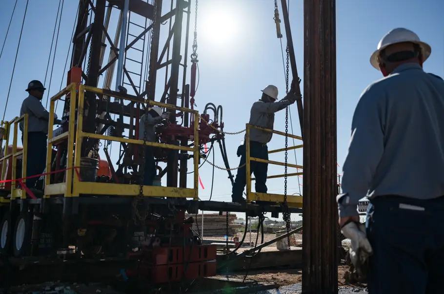 Petróleo sobe com o aumento dos riscos geopolíticos, da Rússia à Venezuela