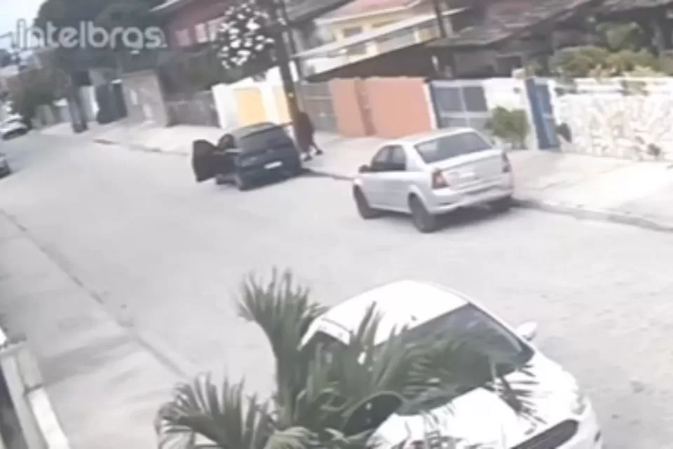 Vídeo: comissário aposentado reage a assalto e atira em suspeito no Cordeiro.