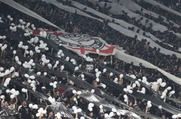 Torcida do Corinthians faz festa em frente ao CT antes da final da Copa do Brasil com o Vasco