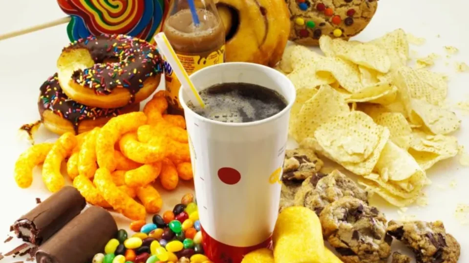 Comer ultraprocessados aumenta em 58% risco de depressão, mostra estudo.