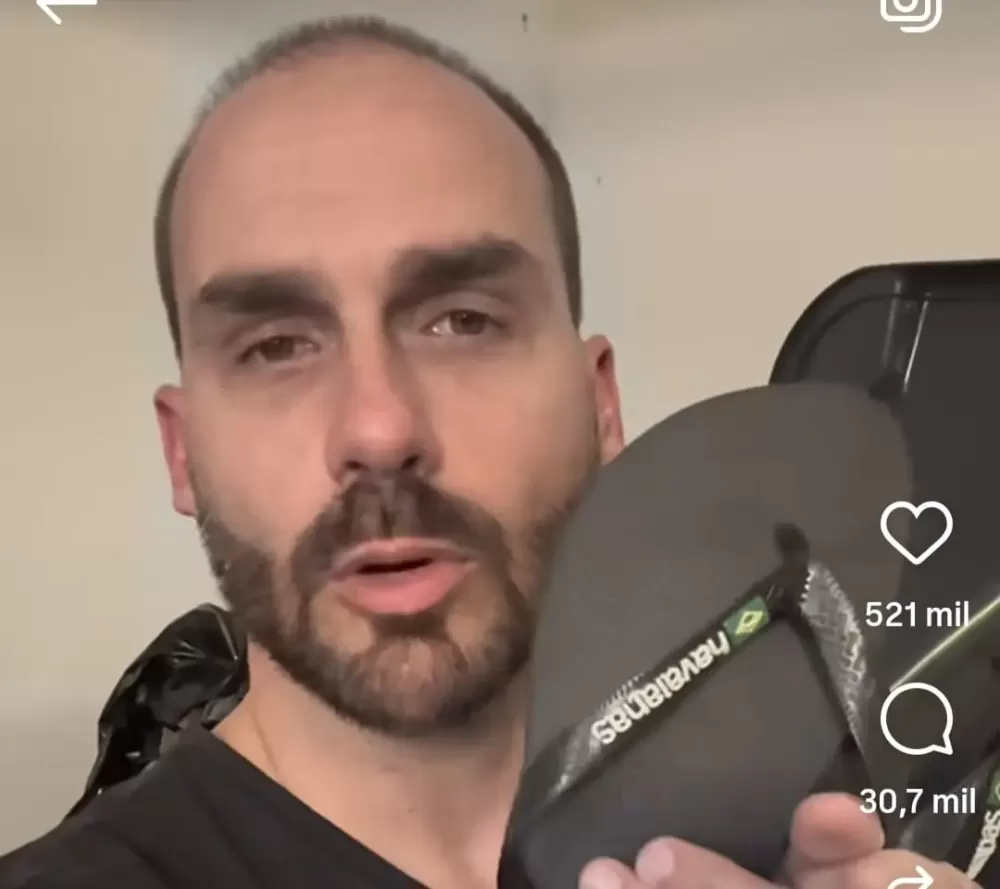 Eduardo Bolsonaro incentiva boicote a Havaianas e joga chinelos no lixo após campanha