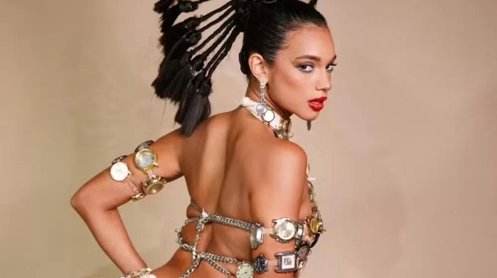 Ex-BBB Alane Dias brilha com look ousado para ensaio na quadra da Grande Rio