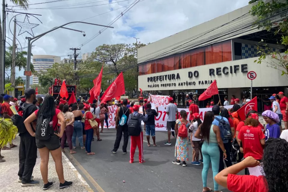 MTST realiza protesto em frente à Prefeitura do Recife e cobra diálogo