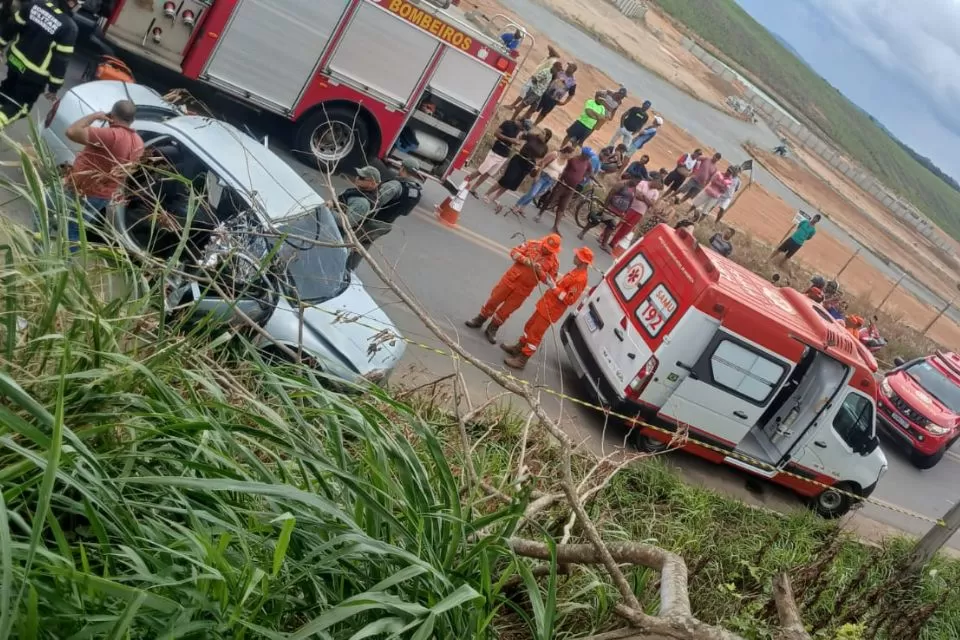 Um homem morre e outras duas pessoas ficam feridas em colisão entre ônibus e carro na PE-41, em Carpina