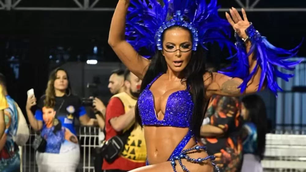 Carla Prata exibe preparação para brilhar à frente da bateria da Acadêmicos do Tucuruvi.