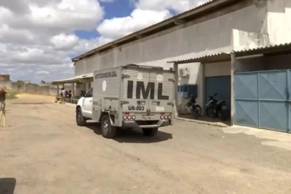 Mulher é morta com tiro de espingarda dentro de casa em Custódia; companheiro é preso.