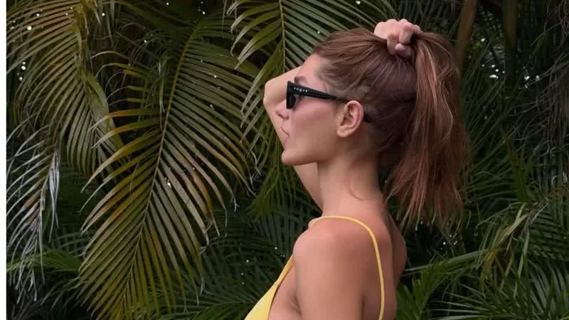 Sasha Meneghel surge fazendo topless em praia durante passeio de Natal; veja cliques
