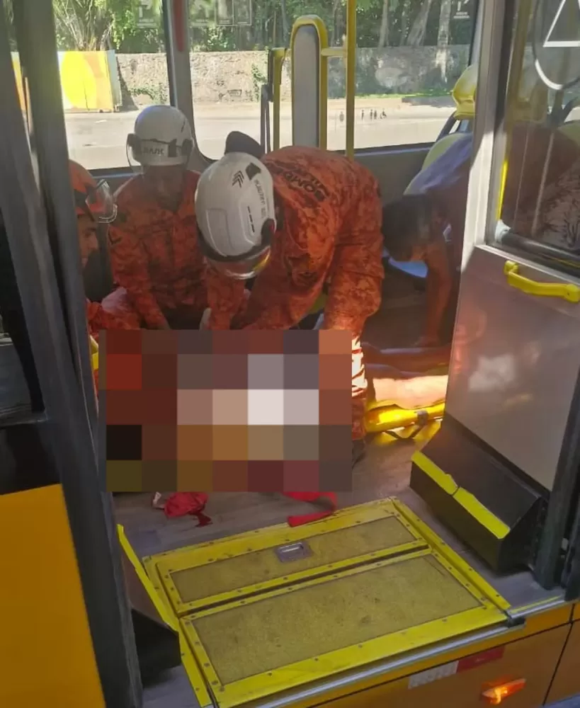 Mulher morre após ser esfaqueada em assalto dentro de BRT em Bonsucesso