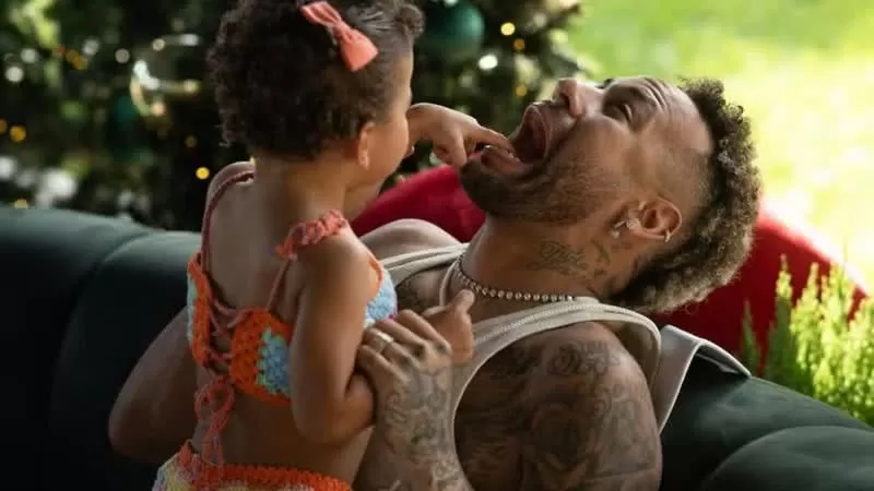 Neymar encanta a web com cliques de Mavie no feriado de Natal; veja