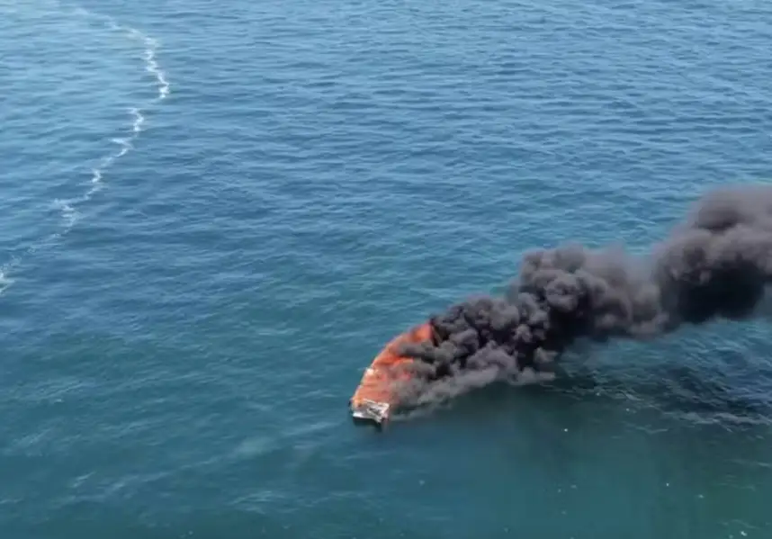 Lancha pega fogo no litoral de Angra dos Reis e deixa 5 feridos