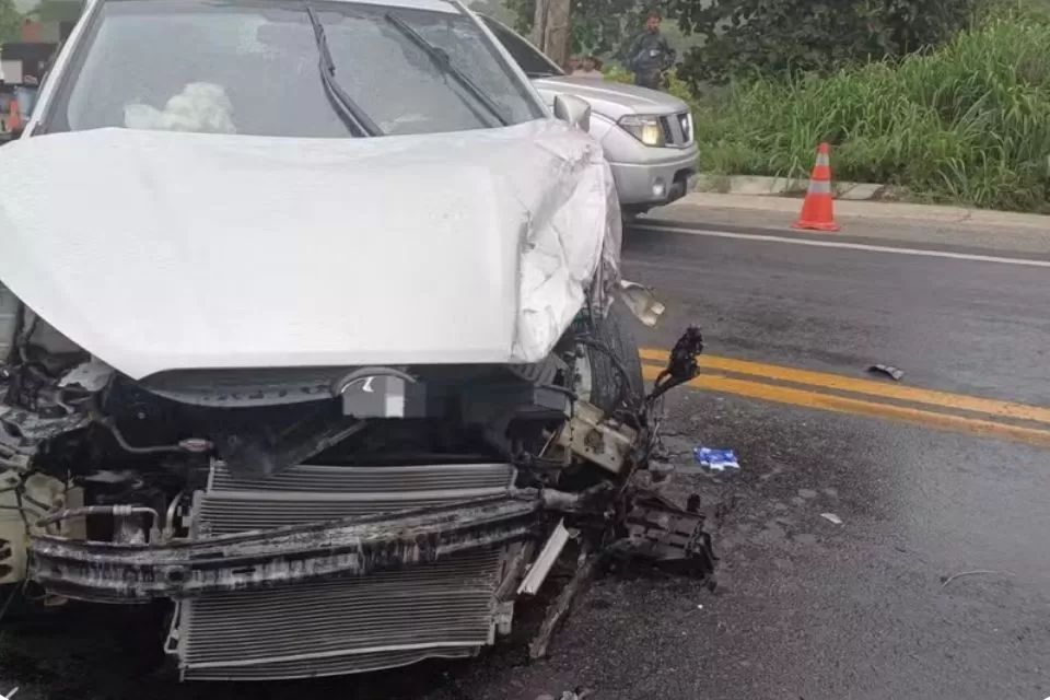 Mulher morre após colisão envolvendo três carros em Caruaru.